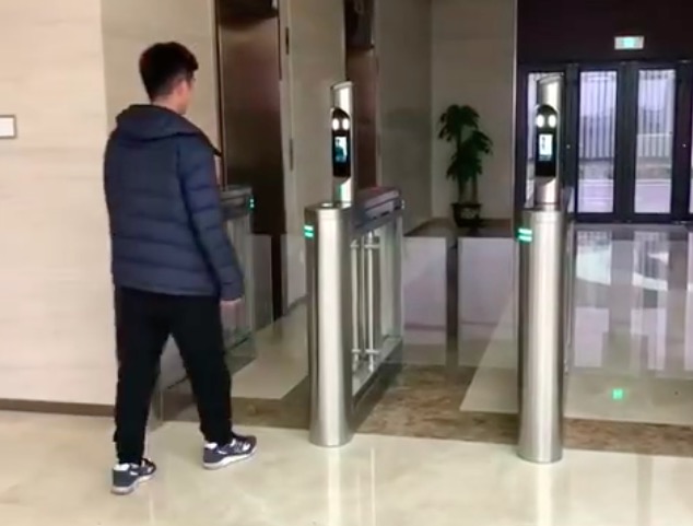 深圳開門紅科技人臉識別通道閘視頻展示